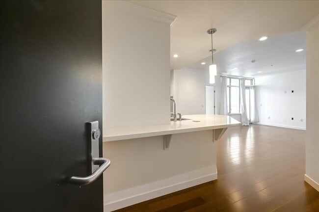 Building Photo - 2655 Bush St