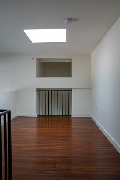 Building Photo - 257 S Spring St