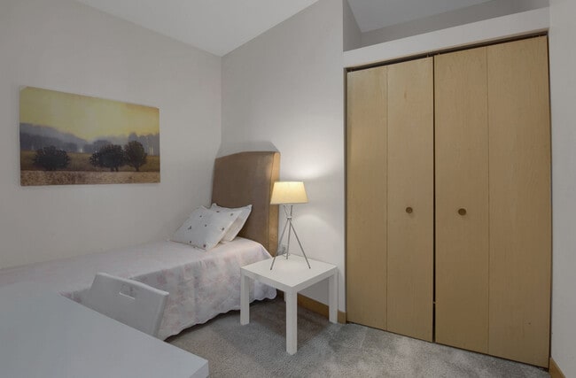 Building Photo - 2600 University Ave SE