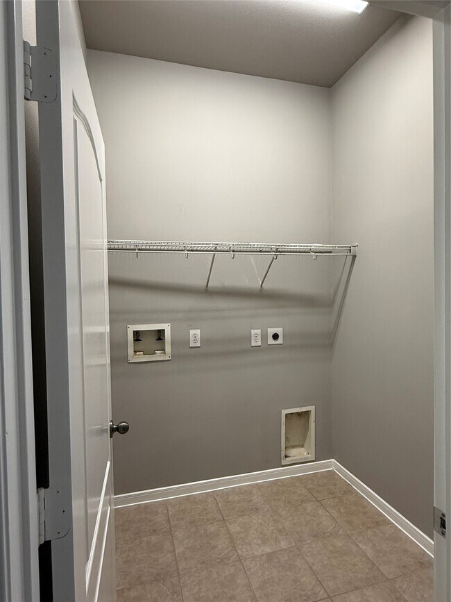 Building Photo - 16126 Saxon Hollow Ln