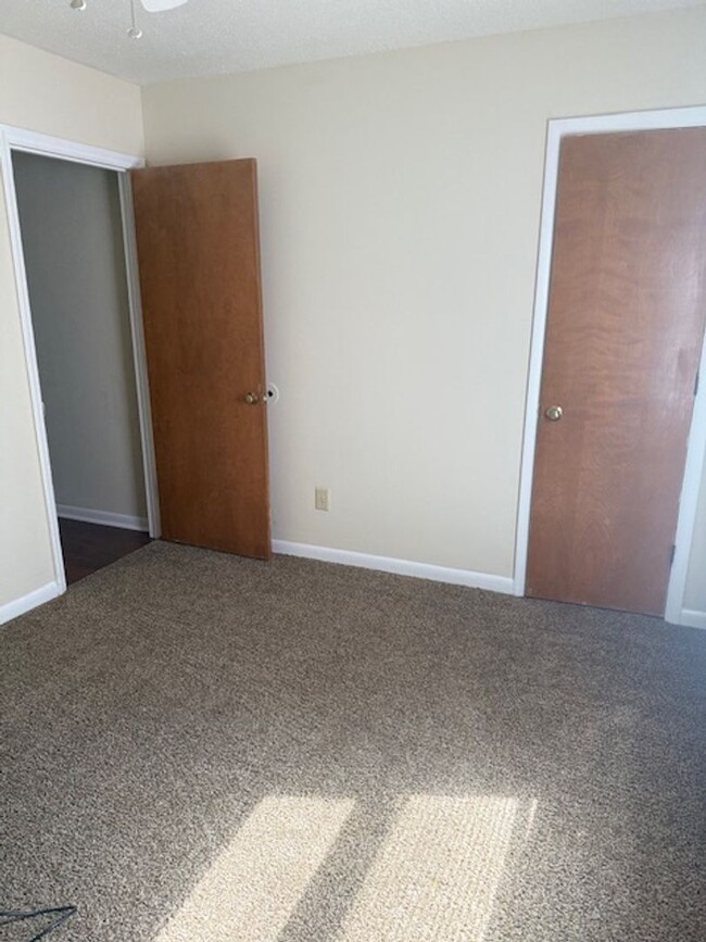 Building Photo - 902 Verdant Dr