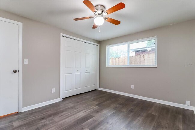 Building Photo - 921 Hillside Dr