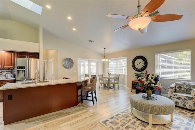 Building Photo - 562 Rolling Hill Dr