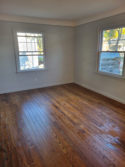living room - 711 N Blair Ave