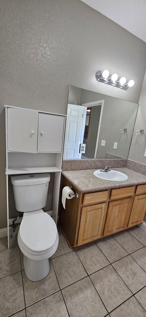 Building Photo - G Street 6 Plex