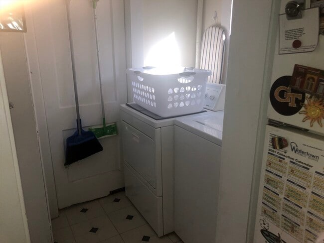 Building Photo - 190 Maplewood St