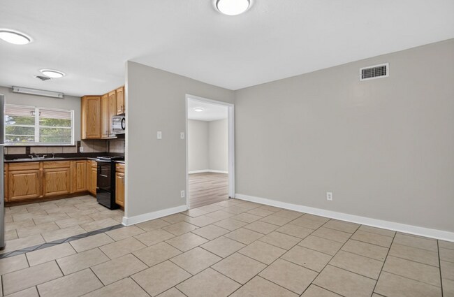 Building Photo - Midtown Living with Modern Conveniences – Prime Little Rock Location!