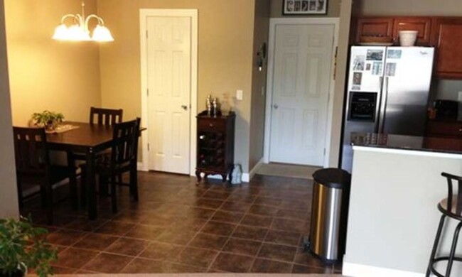 Building Photo - Luxury townhome beautiful kitchen