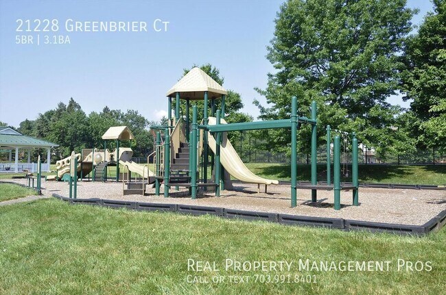 Building Photo - 21228 Greenbrier Ct