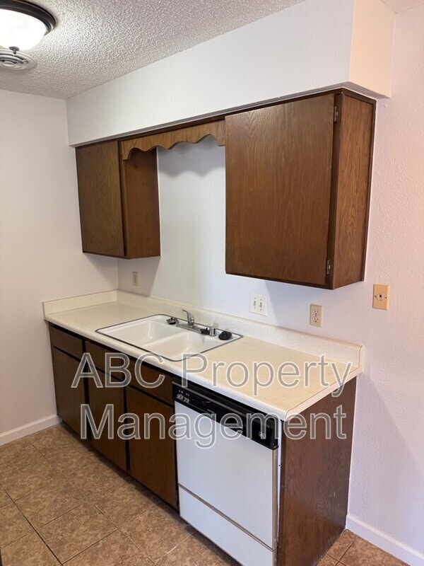 Building Photo - 1210 W Bishop Dr