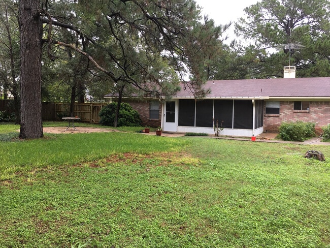 Building Photo - Fenced Yard - Close to Everything
