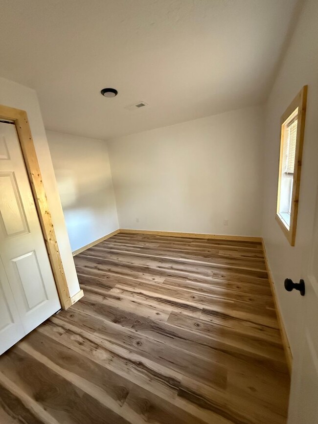 Building Photo - Harriman 37748 - 1 Bedroom, 1 bath Duplex - Call Lisa Vineyard or Shannon Russell 865-216-9334