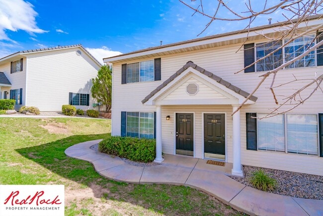 Building Photo - 2 Bedroom Townhome Available