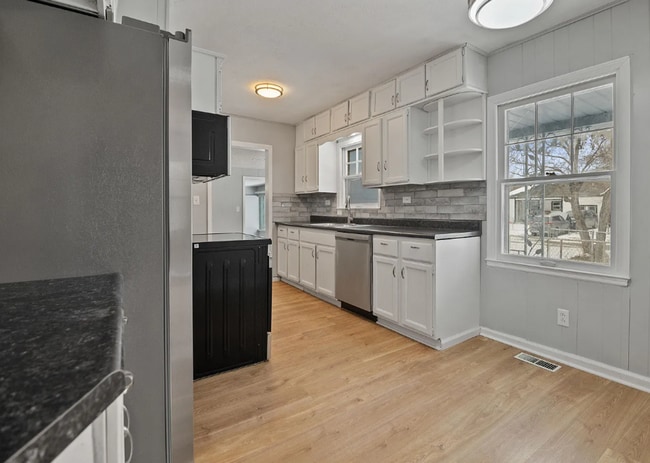 Building Photo - Welcome home to this beautiful 3-bedroom, 2-bathroom with Bonus room located Northeast Wichita.