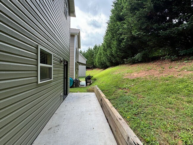 Building Photo - West AVL - Modern, 2-Bedroom Townhome