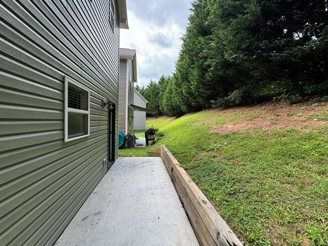 Building Photo - West AVL - Remodeled Two Bedroom Home Avai...