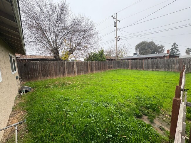 Building Photo - Spacious SE Tulare Home Near Shopping Cent...