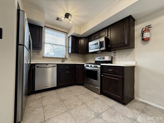 Building Photo - 17 Florida Grove Rd