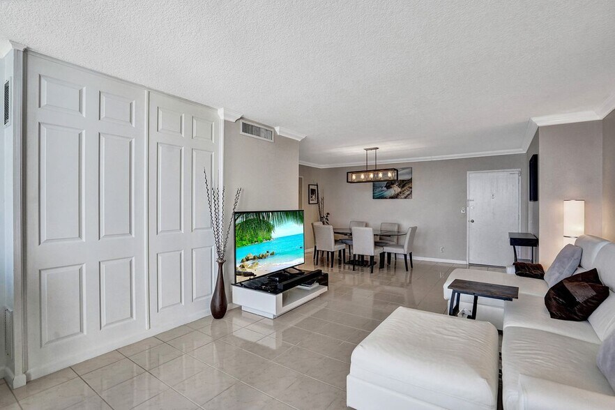 Building Photo - 3180 S Ocean Dr