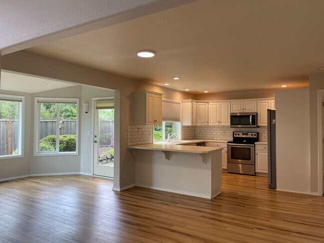 Building Photo - In town Poulsbo neighborhood large 4 bedroom now available