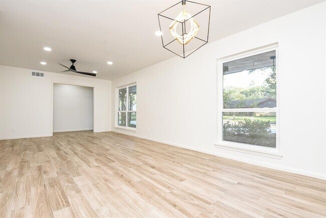 Building Photo - 1010 Woodchurch Ln