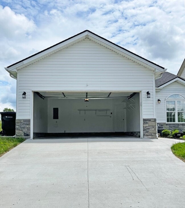 Building Photo - Lovely Single Family House with New Flooring & Paint! 2-Car Garage