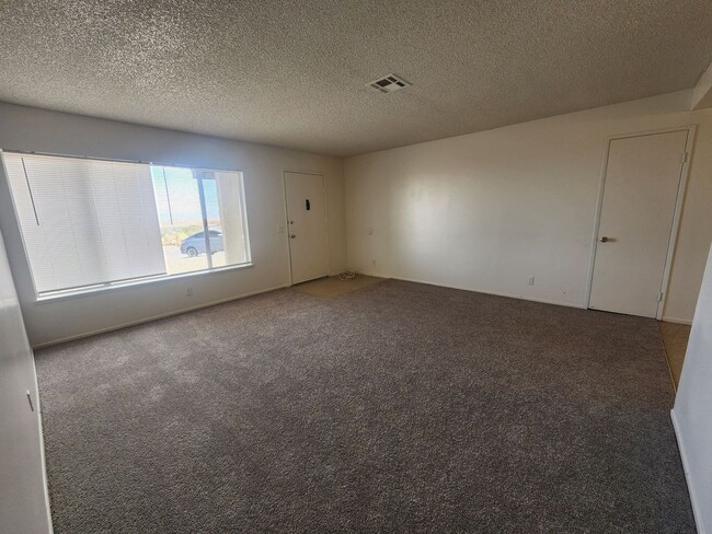 Building Photo - 3 bedroom in Hansen Track