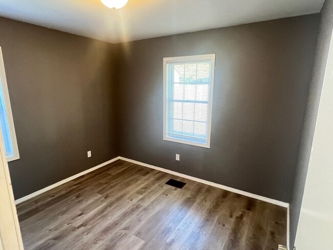 Building Photo - 3 Bedroom home with Fenced Yard - Availabl...