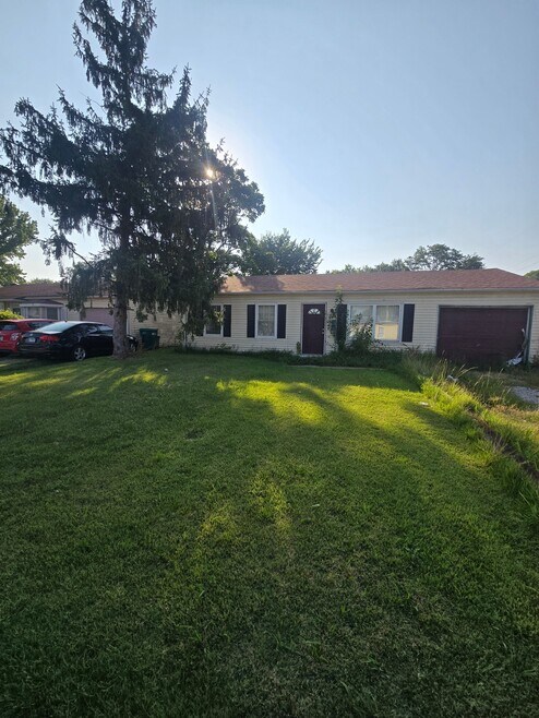 Building Photo - 709 St Paul Dr