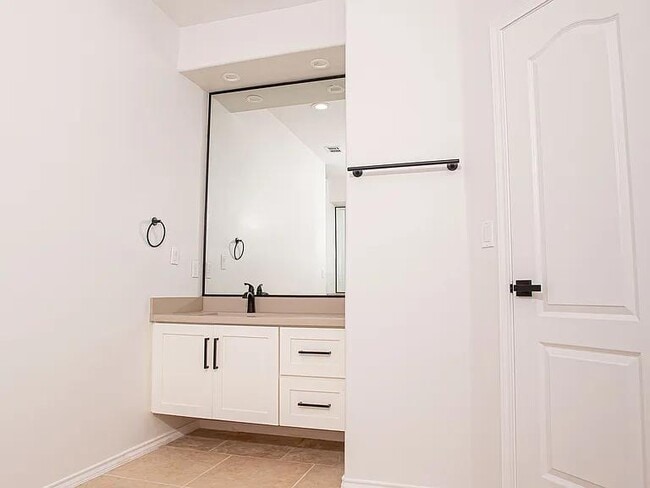 Building Photo - 1616 Sebastian Dr