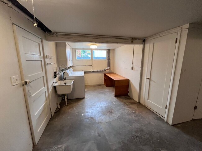 Building Photo - Charming Bremerton Home with Fenced Yard
