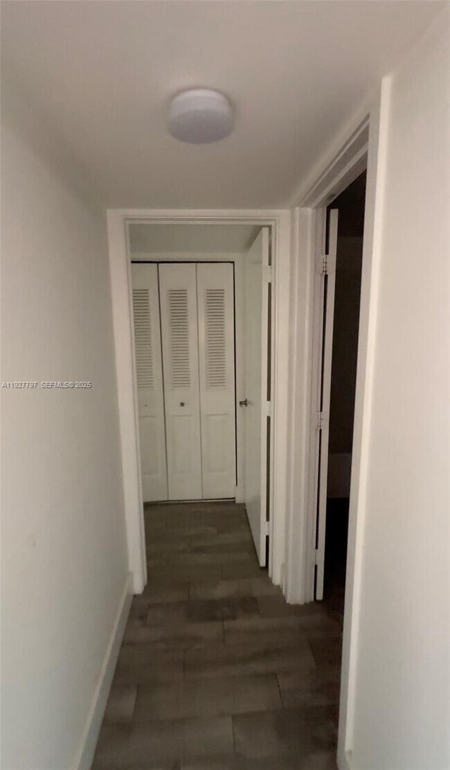 Building Photo - 1595 NE 135th St