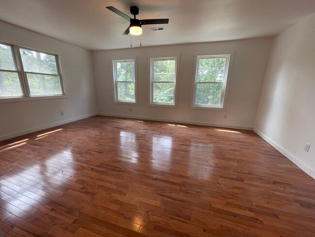 Building Photo - Big and Beautiful House with attached 1br ...