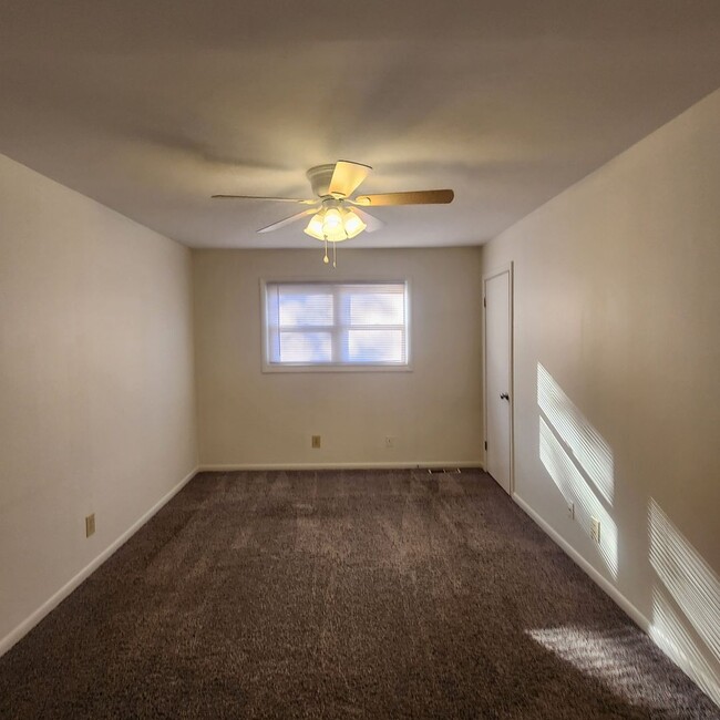 Building Photo - Cute and Cozy One Bedroom Townhouse Apartm...