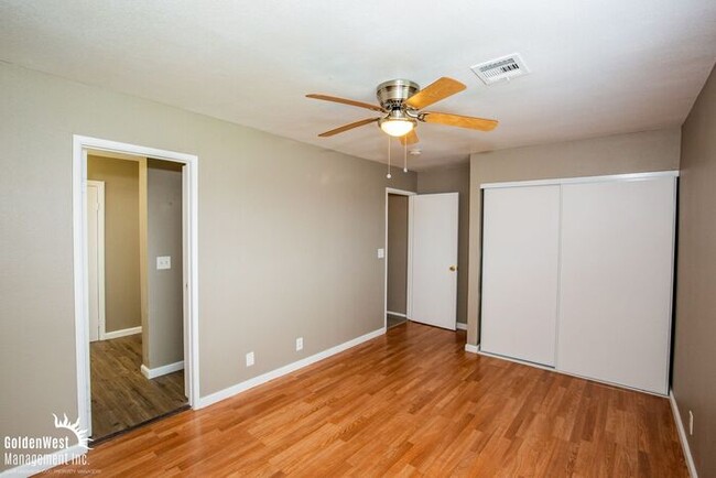 Building Photo - Newly Remodeled 2Bdm 1.5Ba Townhouse with ...