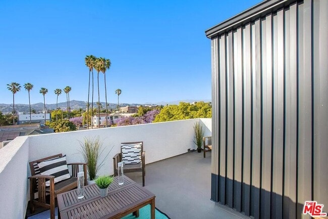 Building Photo - 945 N Oxford Ave