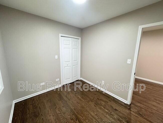 Building Photo - 5438 S Indiana Ave