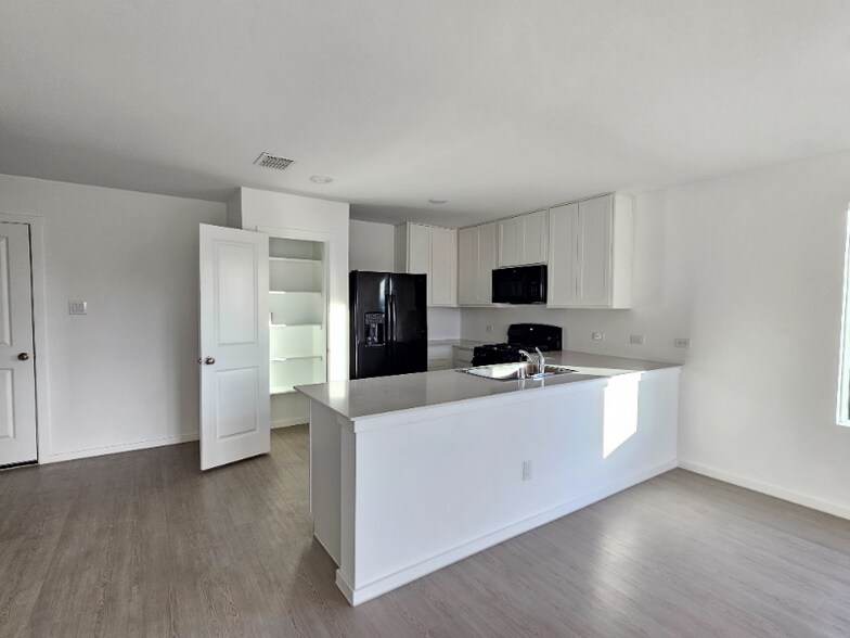 Building Photo - 302 Asterwood Ln