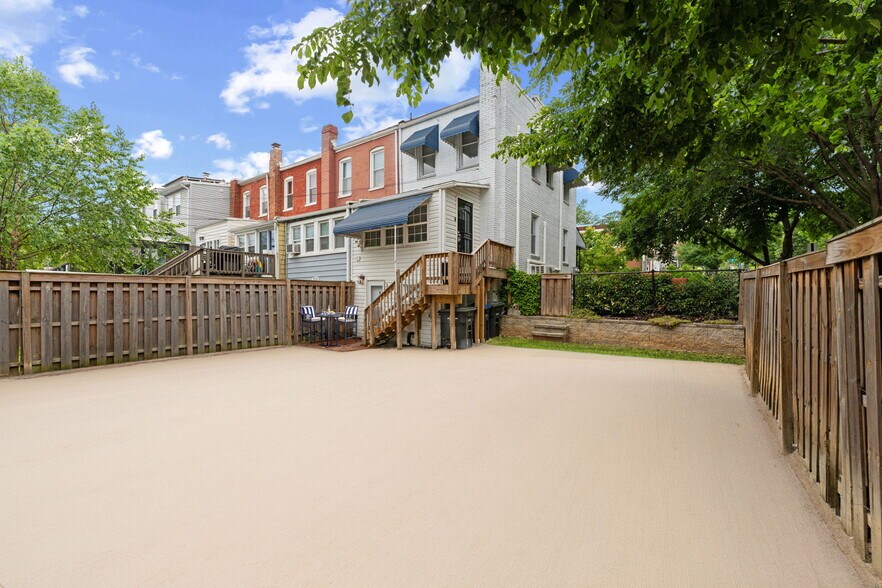 4-car parking! - 2339 3rd St NE
