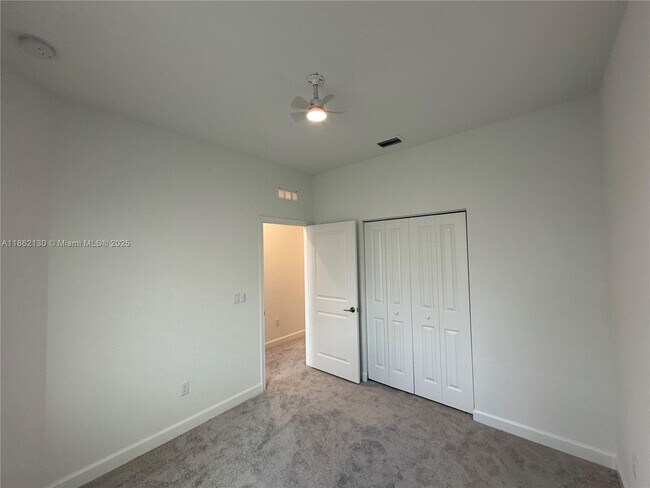 Building Photo - 402 SE Crossoak Ln