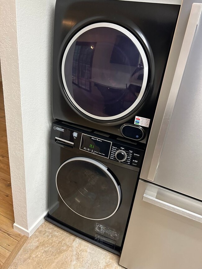 Building Photo - Beautiful upstairs condo with garage!