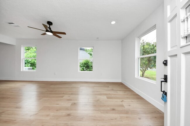 Building Photo - 501 Schilling Ave