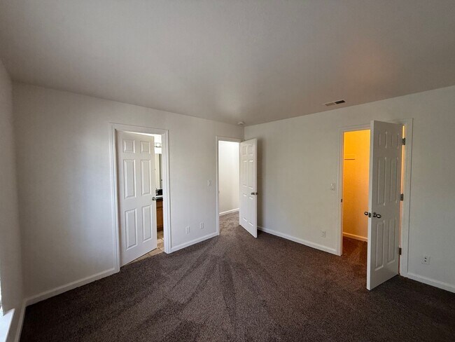 Building Photo - Parkview Condo close to shopping & Freeway!