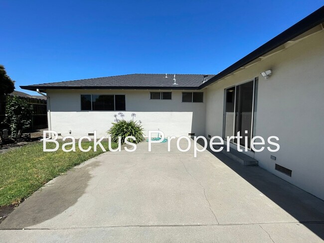 Building Photo - Beautiful four bedroom home in South Salin...