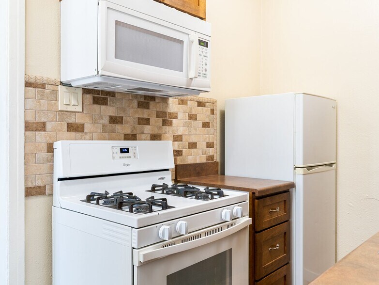 Building Photo - 1324 N Peterson Ave