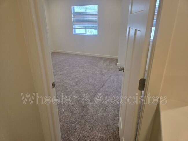 Building Photo - 448 W 1080 S