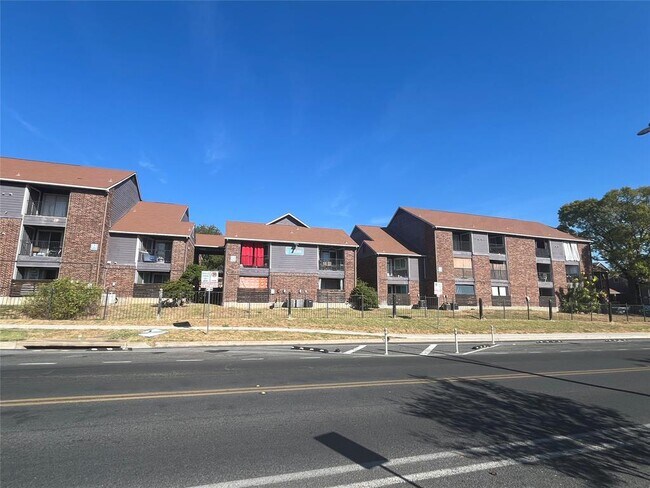 Building Photo - 1840 Burton Dr