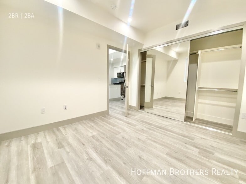 Building Photo - 4849 Oakwood Ave