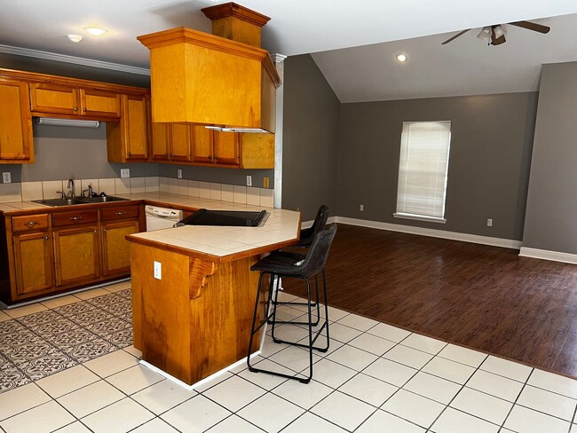 Building Photo - 3 Bedroom, 2 Bathroom, Two car garage, Bri...