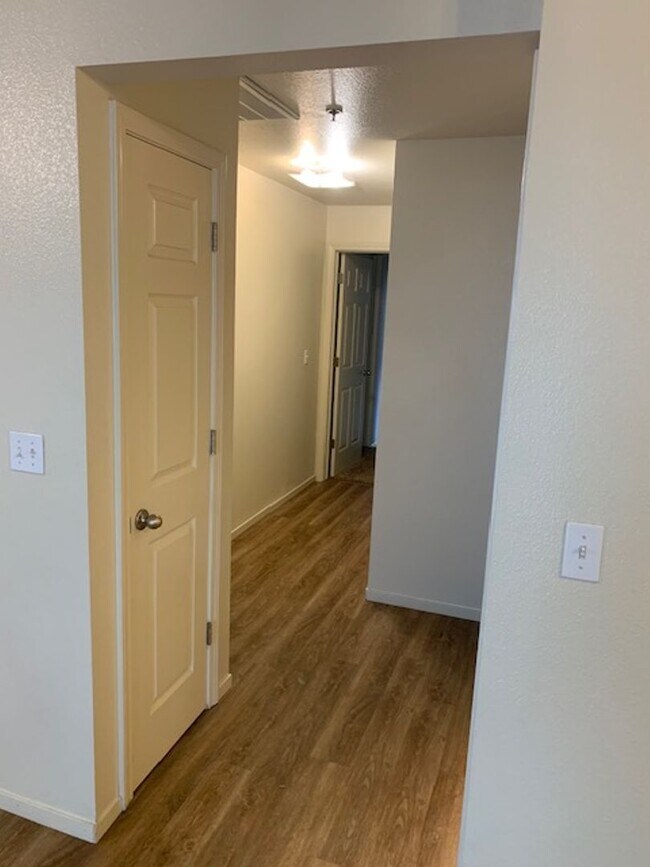 Building Photo - 2 Bed/2 Bath